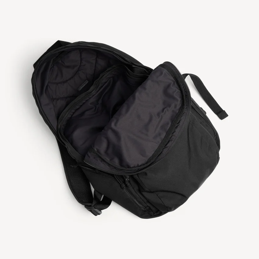 Mochila Explorer de múltiples bolsillos para hombre en negro Mochila Explorer de múltiples bolsillos para hombre en negro