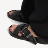 Mules con cinturones para hombre en negro