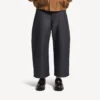 Pantalones de mezclilla con corte curvo para hombre en índigo sin tratar Pantalones de mezclilla con corte curvo para hombre en índigo sin tratar