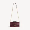 Pochette de mujer con forma de Hourglass y cadena en color burdeos oscuro Pochette de mujer con forma de Hourglass y cadena en color burdeos oscuro