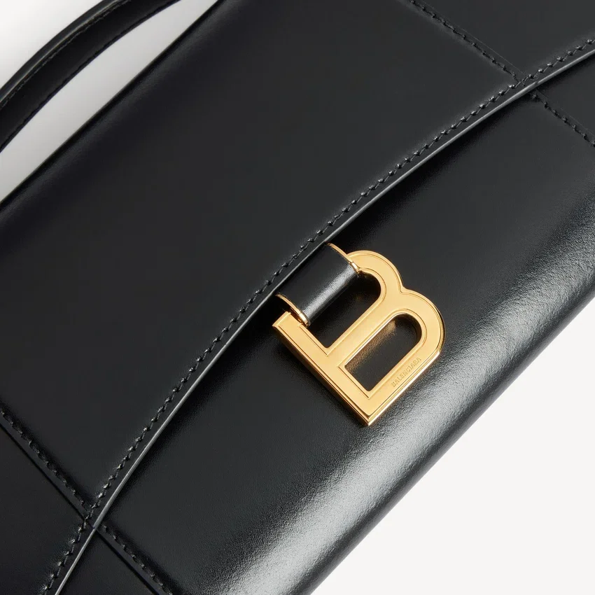 Pochette de mujer con forma de Hourglass y cadena en negro Pochette de mujer con forma de Hourglass y cadena en negro