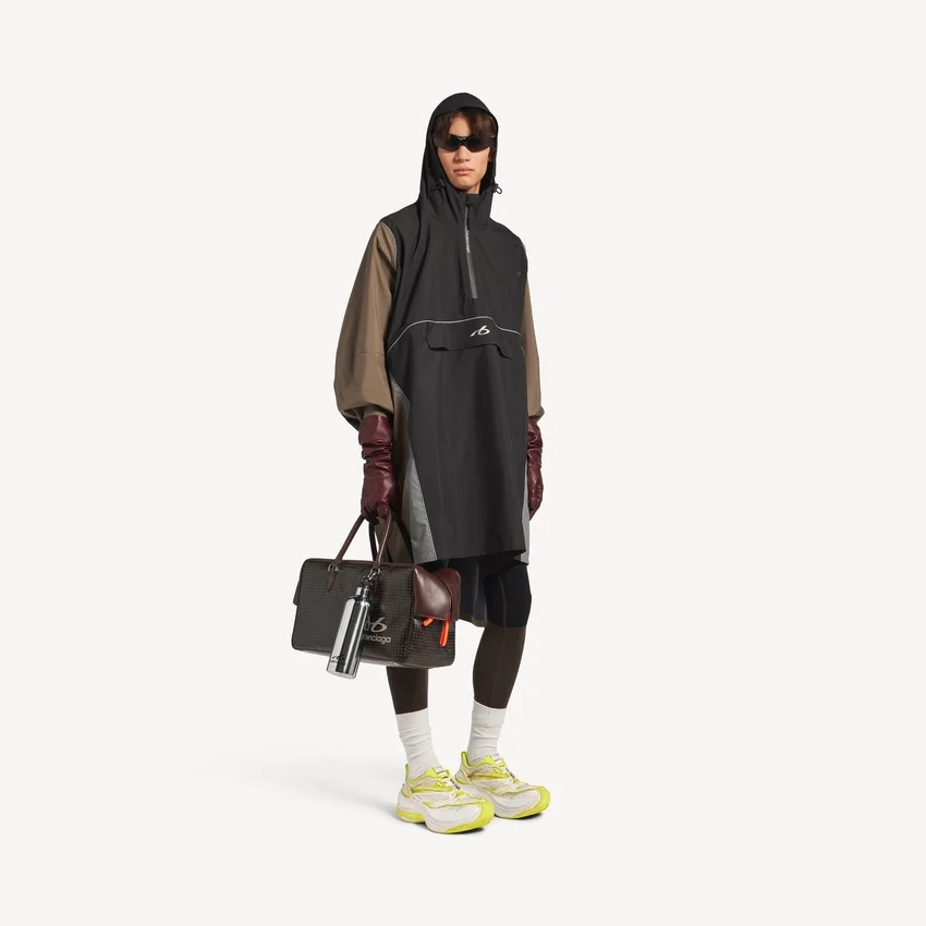 Poncho técnico para hombre en negro Poncho técnico para hombre en negro