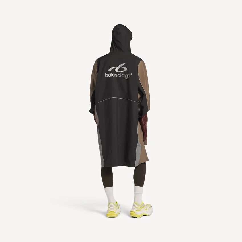 Poncho técnico para hombre en negro Poncho técnico para hombre en negro