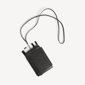 Porta celular tipo pasaporte para hombre en negro