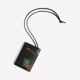 Portatarjetas para pasaporte de hombre con dije en negro/multicolor