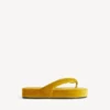 Sandalia de tiras «Jet Lag» para mujer en color mostaza