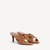 Sandalia urbana para mujer en color camel