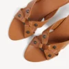 Sandalia urbana para mujer en color camel