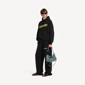 Sudadera con capucha para hombre de corte mediano con diseño «Messy Spray» en negro Sudadera con capucha para hombre de corte mediano con diseño «Messy Spray» en negro