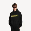 Sudadera con capucha para hombre de corte mediano con diseño «Messy Spray» en negro Sudadera con capucha para hombre de corte mediano con diseño «Messy Spray» en negro