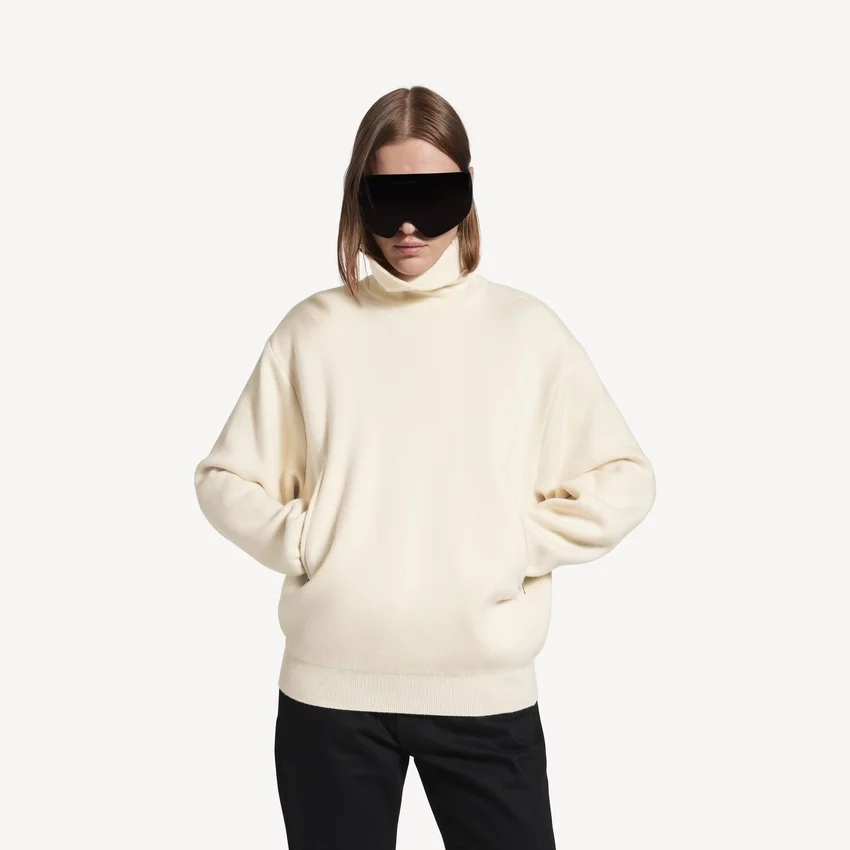 Suéter de cuello alto para mujer, con diseño invertido, en blanco roto Suéter de cuello alto para mujer, con diseño invertido, en blanco roto