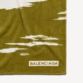 Toalla de playa para mujer en color caqui con acabado cepillado Toalla de playa para mujer en color caqui con acabado cepillado