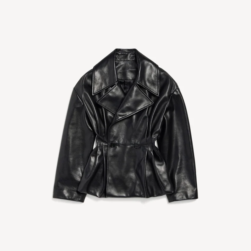 Trench corto con pliegues para mujer en negro Trench corto con pliegues para mujer en negro