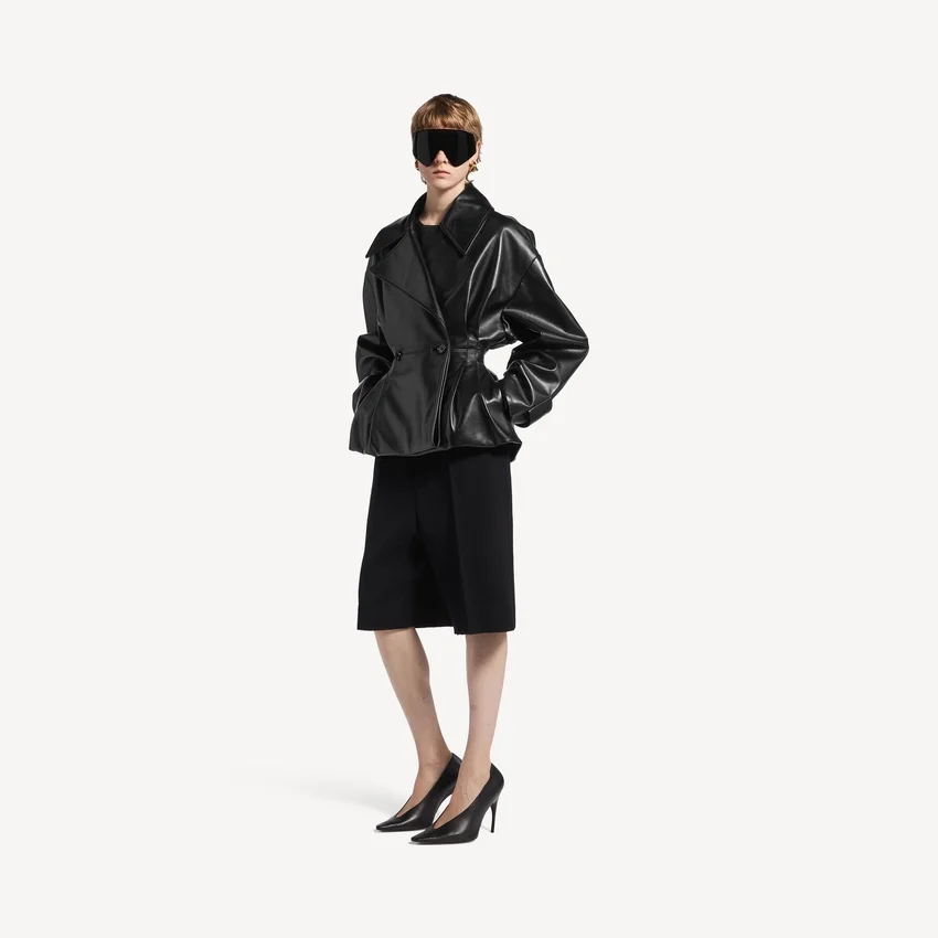 Trench corto con pliegues para mujer en negro Trench corto con pliegues para mujer en negro
