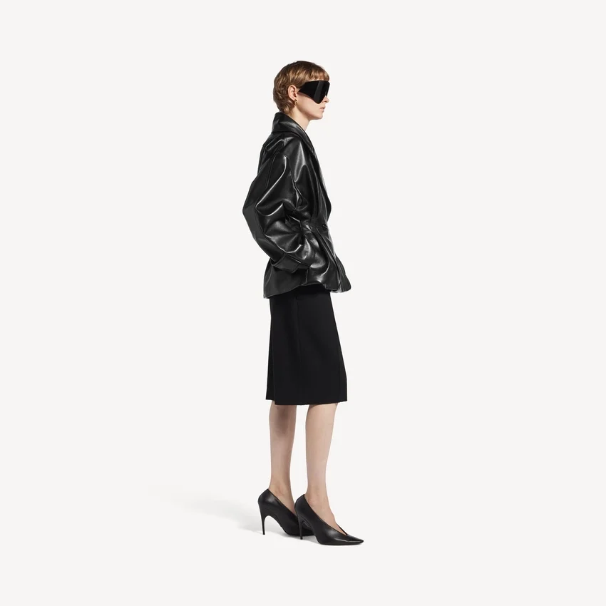 Trench corto con pliegues para mujer en negro Trench corto con pliegues para mujer en negro