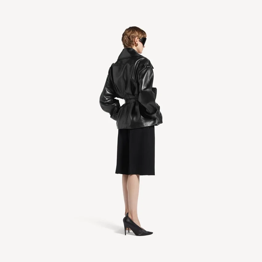 Trench corto con pliegues para mujer en negro Trench corto con pliegues para mujer en negro