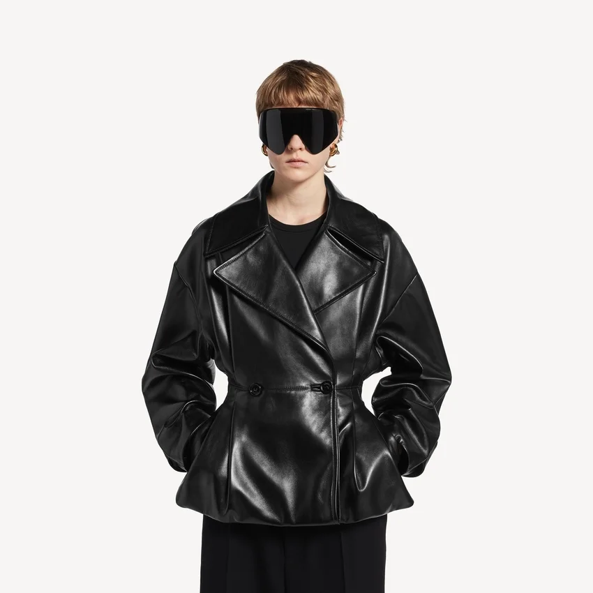 Trench corto con pliegues para mujer en negro Trench corto con pliegues para mujer en negro