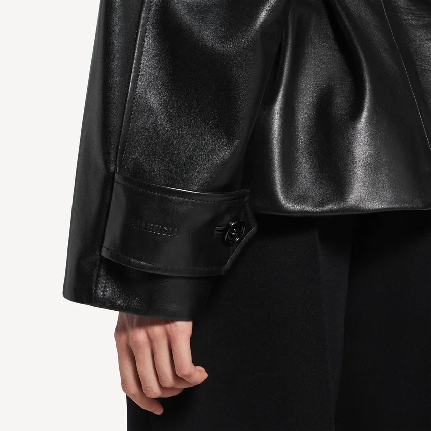Trench corto con pliegues para mujer en negro Trench corto con pliegues para mujer en negro