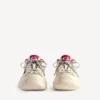 Zapatilla deportiva «Hamptons» para mujer, estilo desgastado medio, en color blanco roto/rojo Zapatilla deportiva «Hamptons» para mujer, estilo desgastado medio, en color blanco roto/rojo