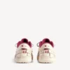 Zapatilla deportiva «Hamptons» para mujer, estilo desgastado medio, en color blanco roto/rojo Zapatilla deportiva «Hamptons» para mujer, estilo desgastado medio, en color blanco roto/rojo