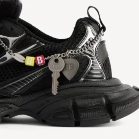 Zapatilla para hombre talla 3XL con dijes en negro/plateado